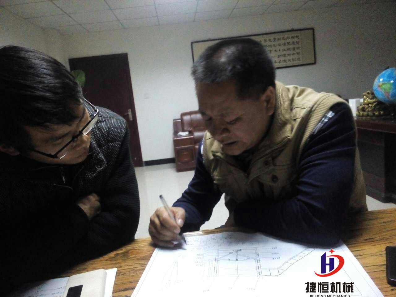 李總與馬工商討烘干機(jī) 李總與馬工商討烘干機(jī)